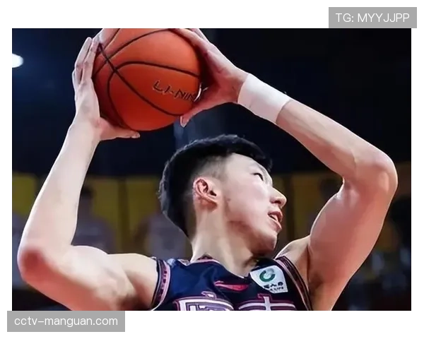 特写：易建联现身广东主场观战，与老队友周鹏寒暄